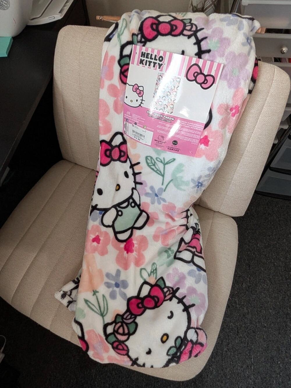 NWT hello kitty sanrio silky touch throw blanket floral pink pastel